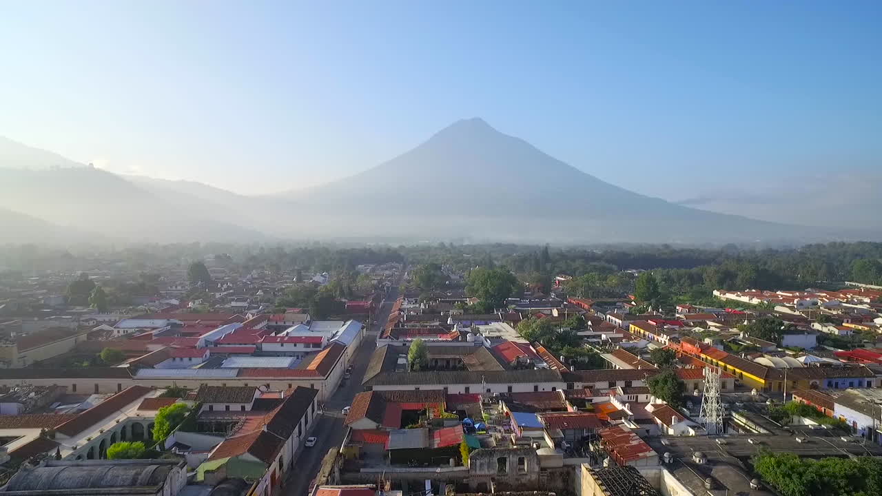Smukt luftfoto over den koloniale centralamerikanske by Antigua Guatemala 3