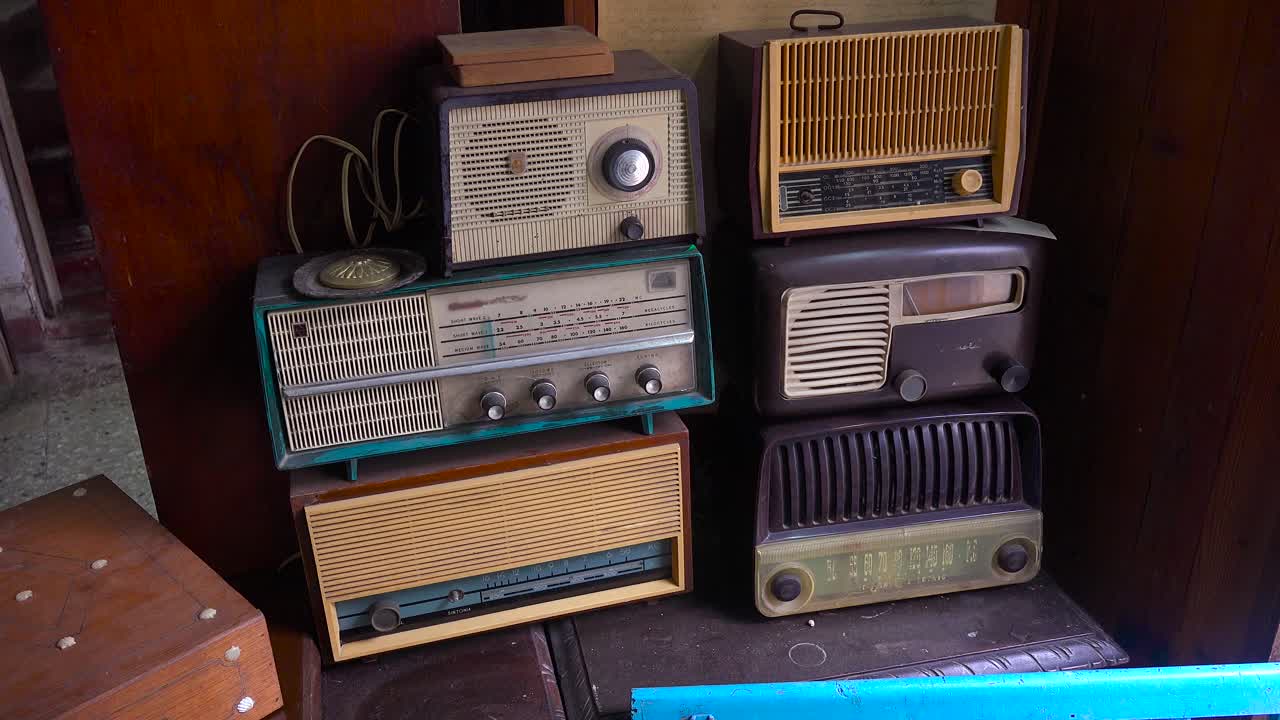 구식 라디오는 쿠바 하바나의 오래된 도시에 있는 상점에 쌓여 있습니다.