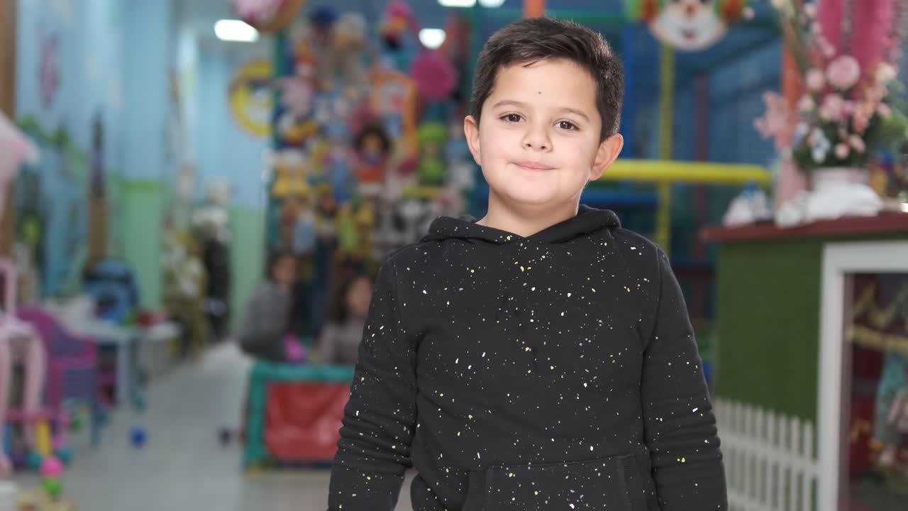 Niña de 5 años sonriendo en el parque infantil