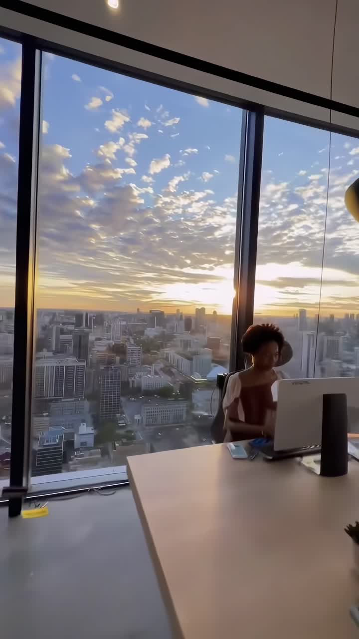 Video grandangolare di un ufficio moderno con vista sulla città, che mette in risalto un design elegante e luce naturale.