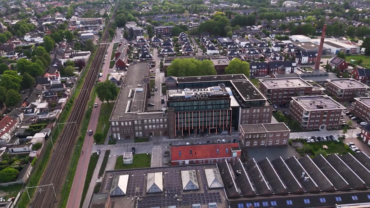 Veduta aerea di un moderno edificio per uffici in un quartiere periferico