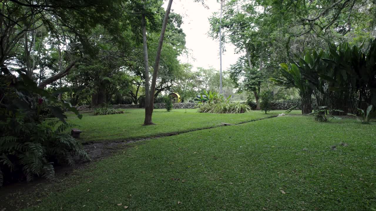 Rekaman dari drone di dalam Museum Tebu di Santa Elena El Cerrito Valle del Cauca, Kolombia yang menampilkan pepohonan, taman, dan lanskap budaya tradisional