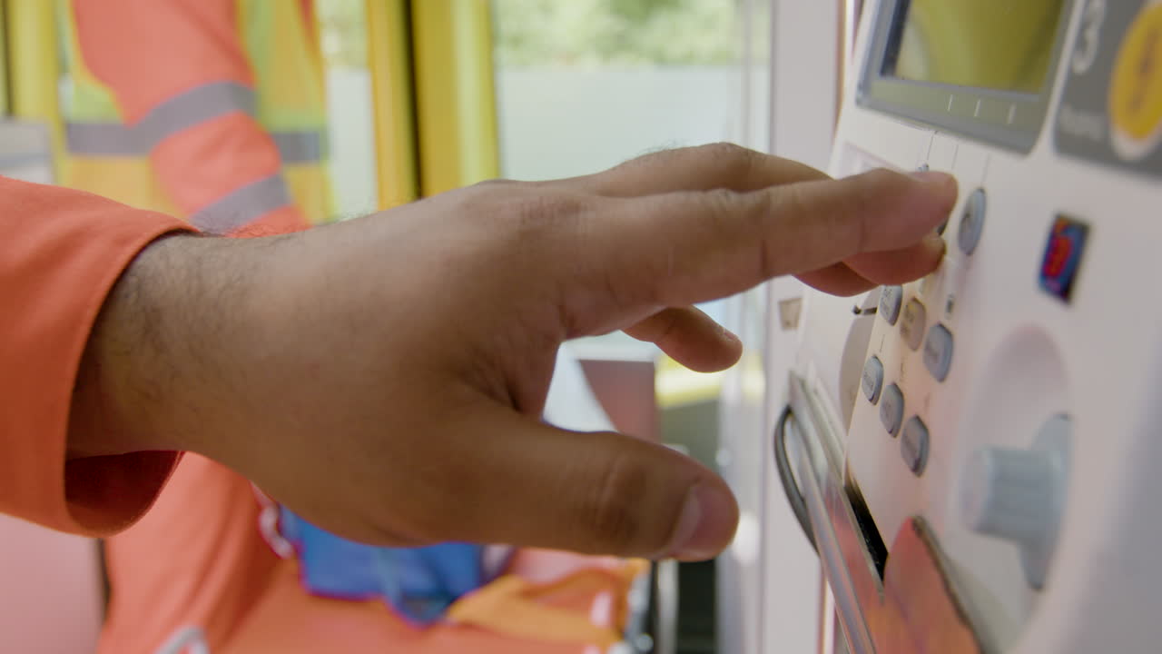 구급차에서 의료 기기를 사용하여 손을 클로즈업