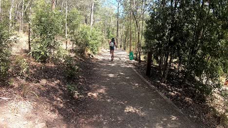 niña montando una moto en el monte