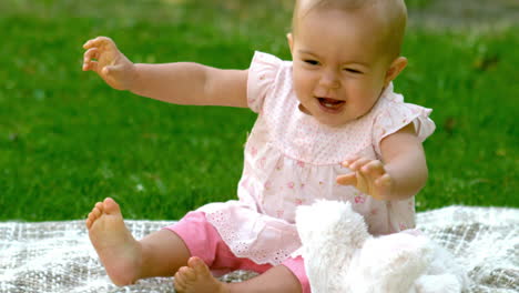 Glückliches-Baby-Lacht-Im-Park-Auf-Der-Decke