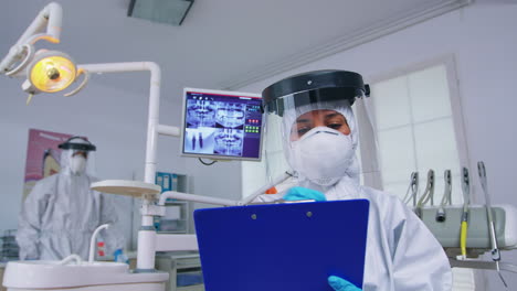 del paciente que recibe tratamiento dental en la clínica con la nueva normalidad