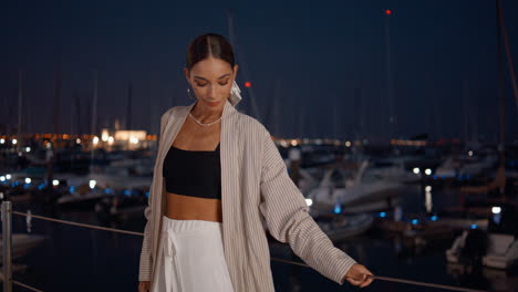 mujer elegante por la noche marina