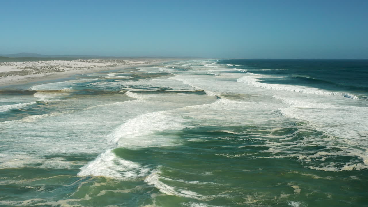 paisaje marino escénico en el parque nacional de la costa oeste, sudáfrica - toma aérea de drones
