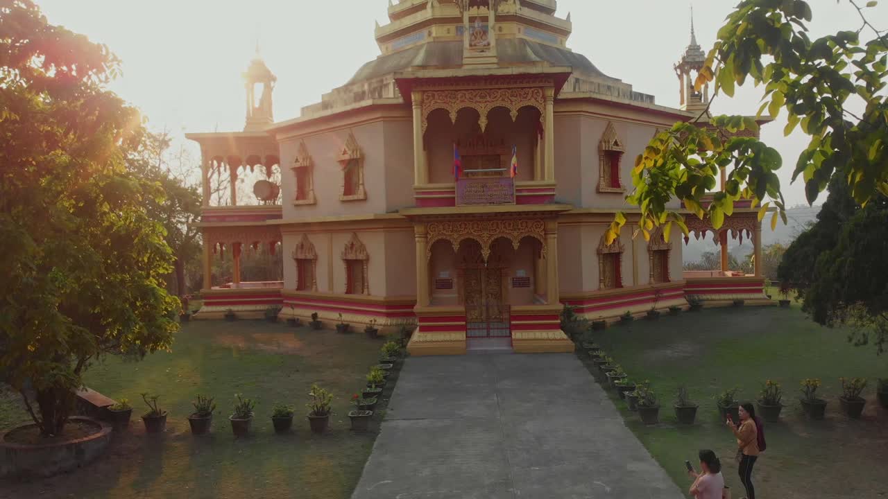 Mand løber nær Wat Pa Phon Phao, Luang Prabang, Laos