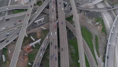 Dieses-Video-Handelt-Von-Der-Vogelperspektive-Des-Berufsverkehrs-Auf-Der-Hauptautobahn-In-Houston