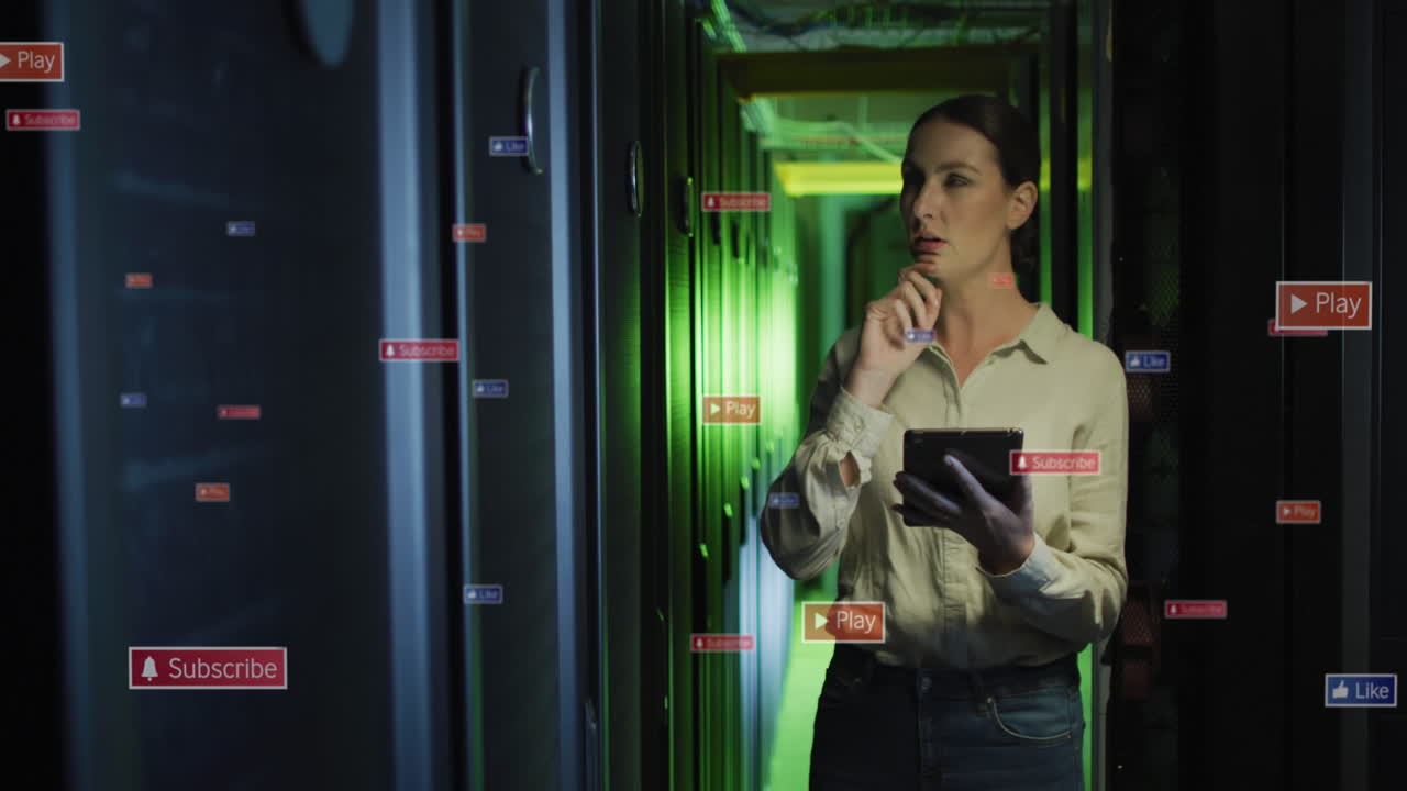 animación de iconos de redes sociales sobre una ingeniera caucásica que usa una tableta digital en la sala del servidor