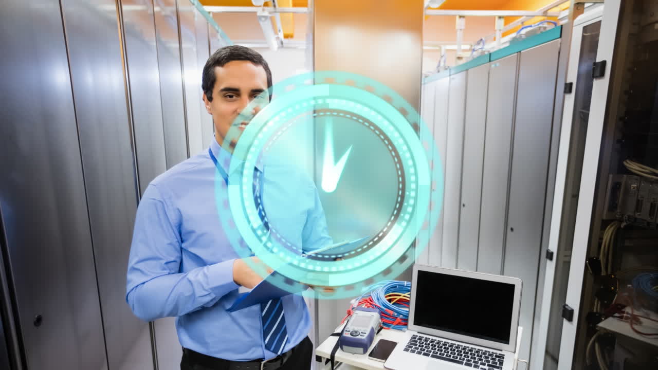 animación de un reloj en movimiento sobre un hombre biracial en la sala del servidor