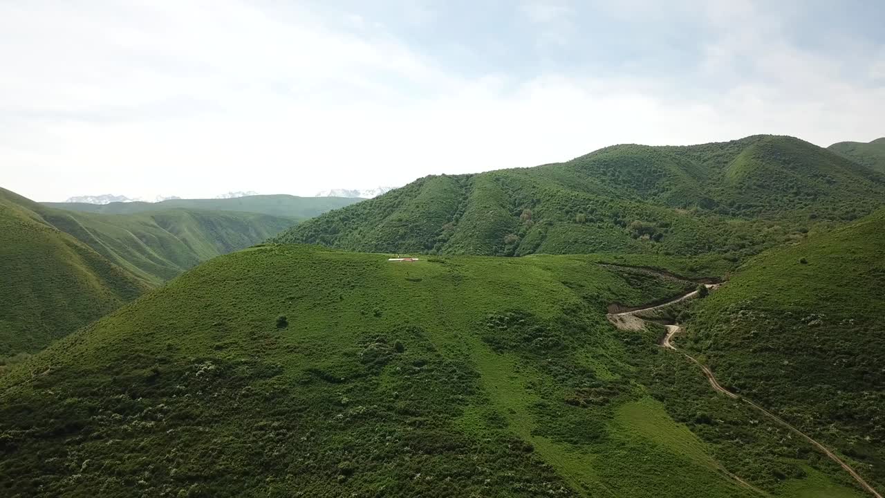 parapenteo en las montañas, campos verdes, colinas