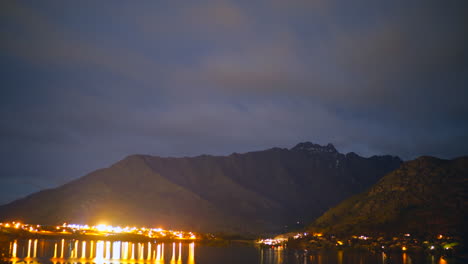 nubes moviéndose sobre los comienzos de la noche en la isla sur de nueva zelanda