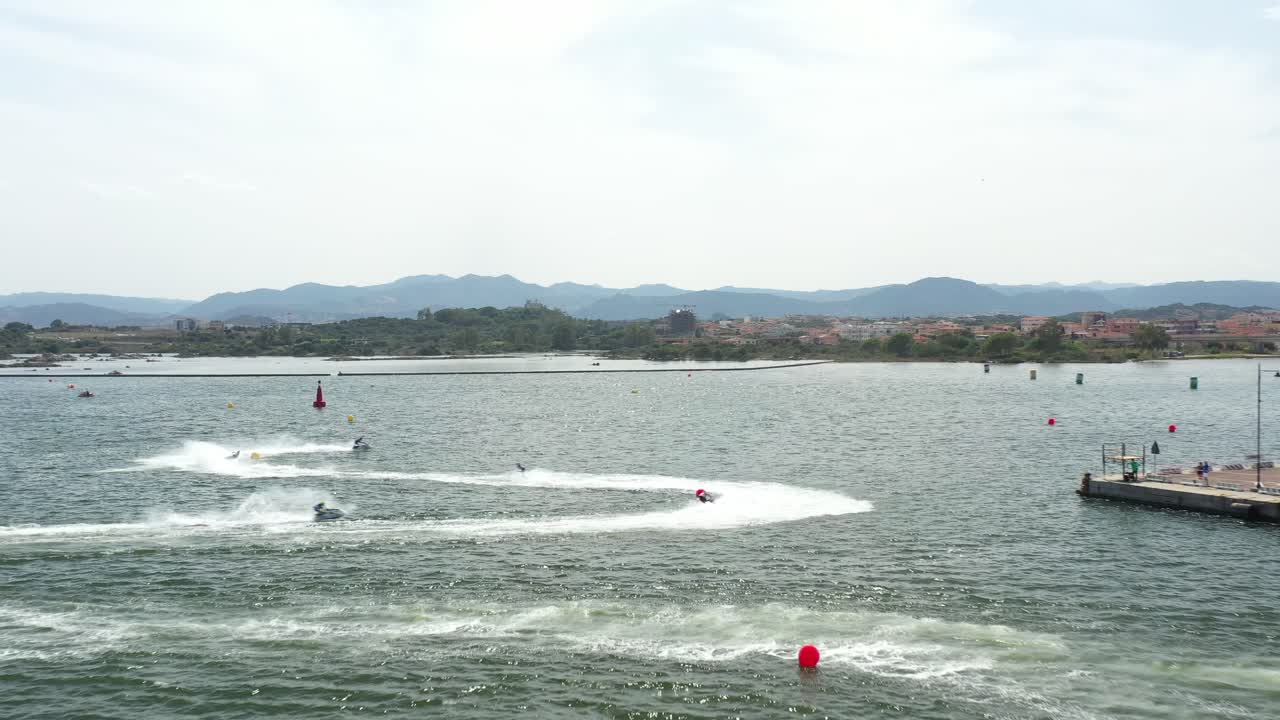 사르데냐의 아름다운 올비아에서 바다 위의 부표 사이에서 제트 스키 경주