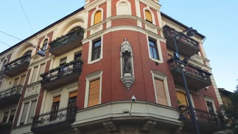 Antiguo-Edificio-De-Ladrillo-En-Budapest,-Centro-De-Hungría