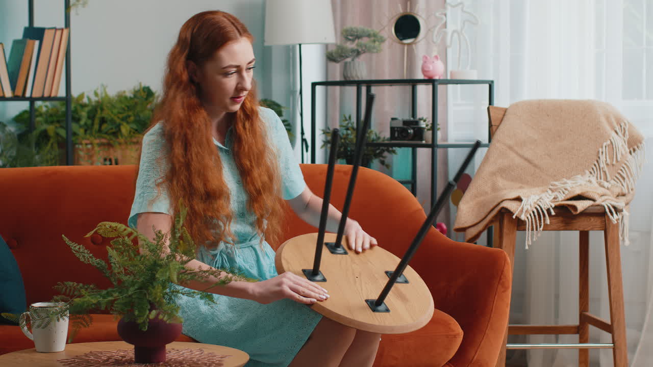 mujer terminando de montar muebles en casa en un nuevo apartamento exitosa mesa recoger reparación fijación