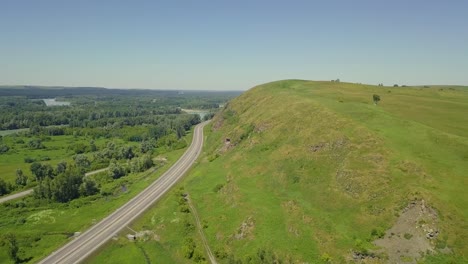 Luftflug-über-Der-Autobahn-Zwischen-Den-Bergen