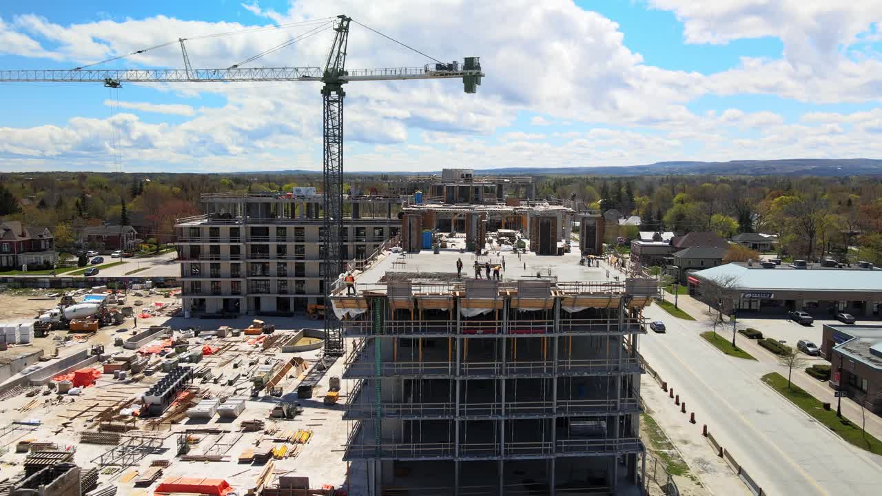 disparo aéreo volando hacia los trabajadores de la construcción en un sitio de construcción de collingwood
