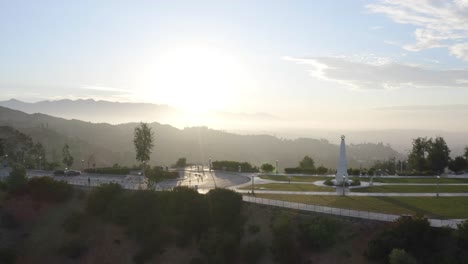 Hermoso-Amanecer-Aéreo-Del-Observatorio-Griffith---Panorámica-De-Izquierda-A-Derecha