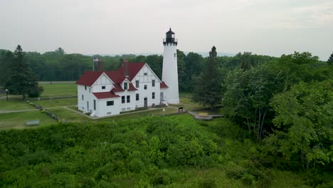 vista aérea de aproximación ascendente del faro de punto iriquois, lago superior, michigan