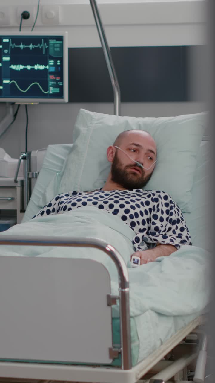 Vertical video: Specialist physician black woman doctor explaining medical diagnosis