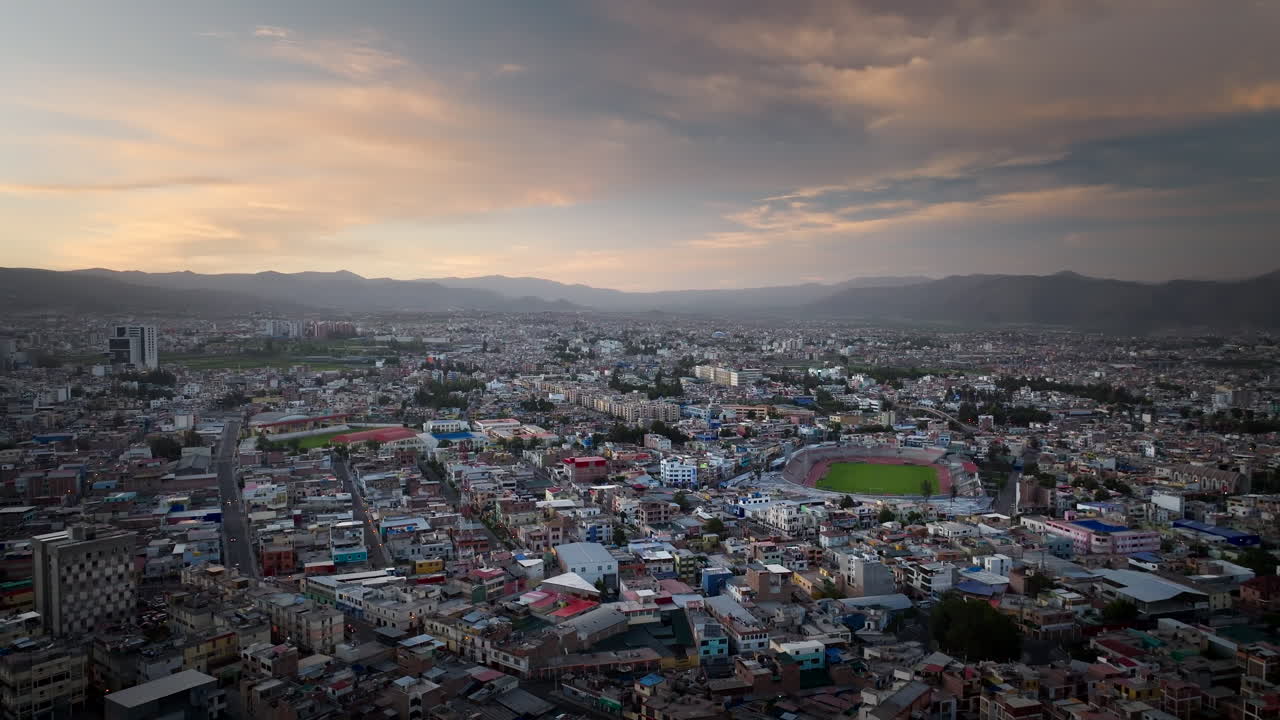 Panoramica urbana all'alba con drone su Arequipa, la Città Bianca in Perù, Sud America