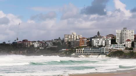 Las-Olas-Tempestuosas-Salvajes-Se-Estrellan-En-La-Piscina-De-Icebergs-En-Bondi,-Sydney,-Australia