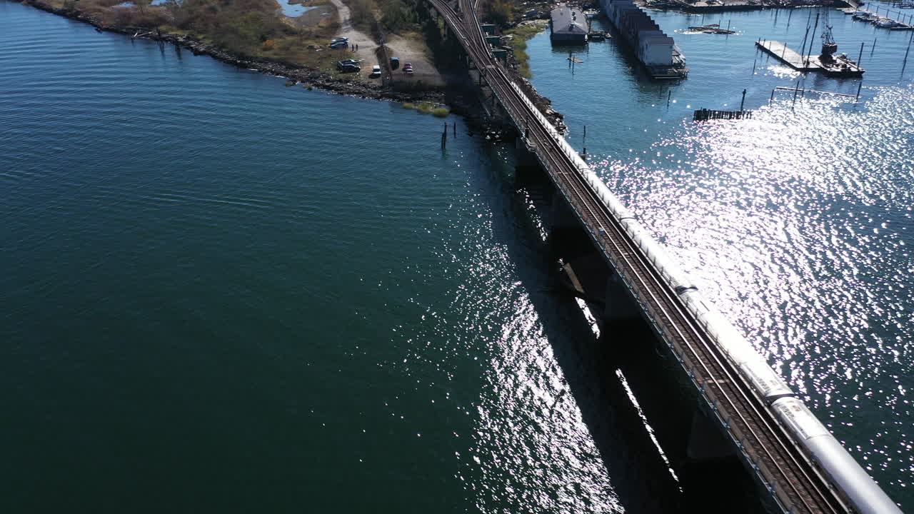 퀸즈, 뉴욕 인근의 풀이 무성한 만 상공에서 공중 드론 촬영