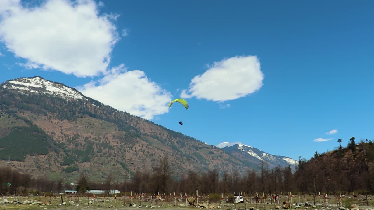 parapente con vista a la montaña y cielo brillante por la mañana desde diferentes ángulos el video se toma en manali himachal pradesh india el 22 de marzo de 2023