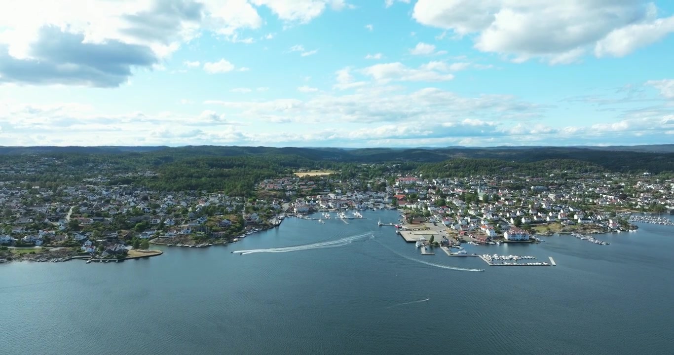Vista aerea della città costiera di Lillesand, Norvegia, che mostra il porto