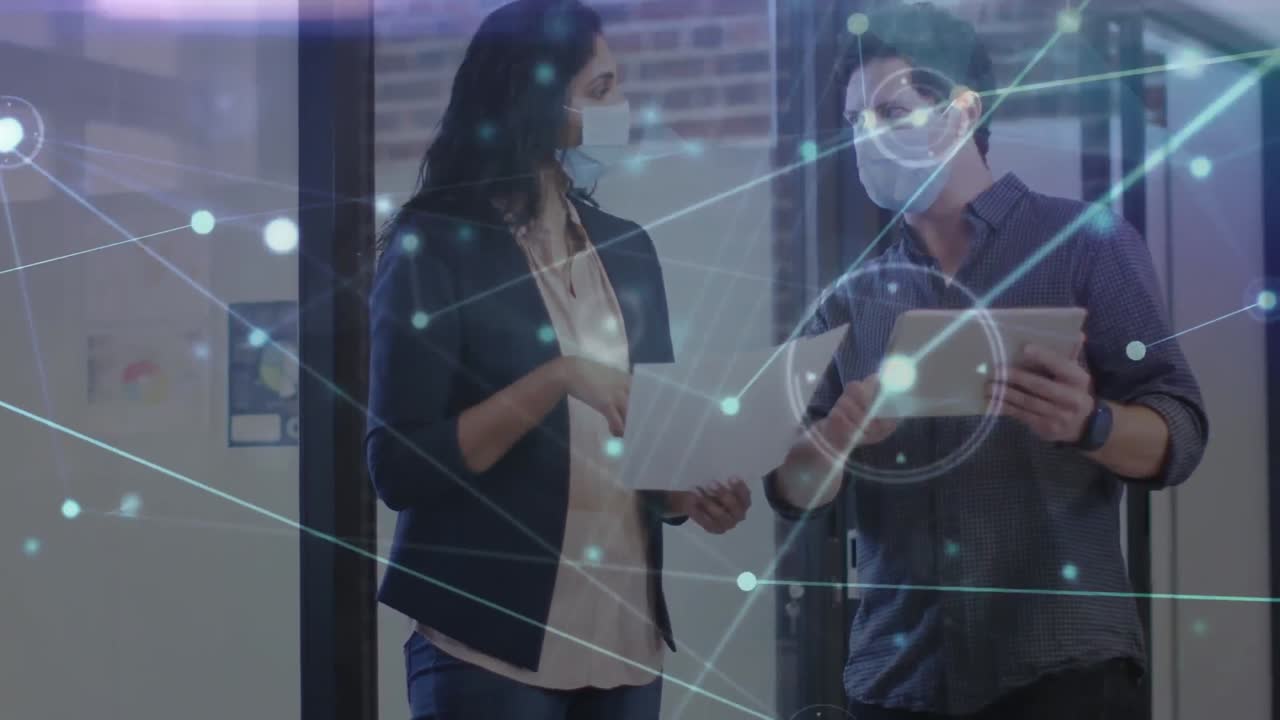 animación de conexiones con iconos sobre diversas personas de negocios con máscaras faciales en la oficina.
