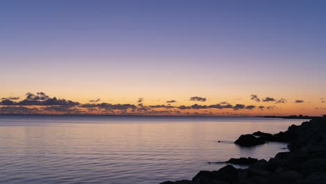 Tonos-Majestuosos-Sobre-El-Puerto-De-Reykjavik,-Vívida-Puesta-De-Sol-En-La-Costa-De-Hafnafjordur