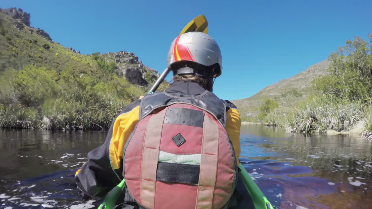 mujer en kayak en el lago en el campo 4k