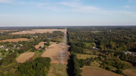 establecimiento de una vista aérea de las líneas eléctricas en un pequeño pueblo rural