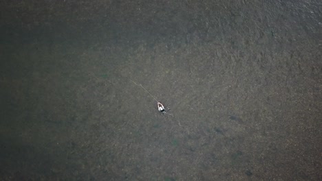 un dron de ojo de pájaro disparó sobre un hombre pescando con mosca en el río provo en las montañas de utah-5
