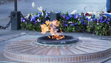 Denkmal-Für-Unbekannte-Soldaten,-Ewige-Flamme-Am-Arc-De-Triomphe-In-Paris,-Frankreich