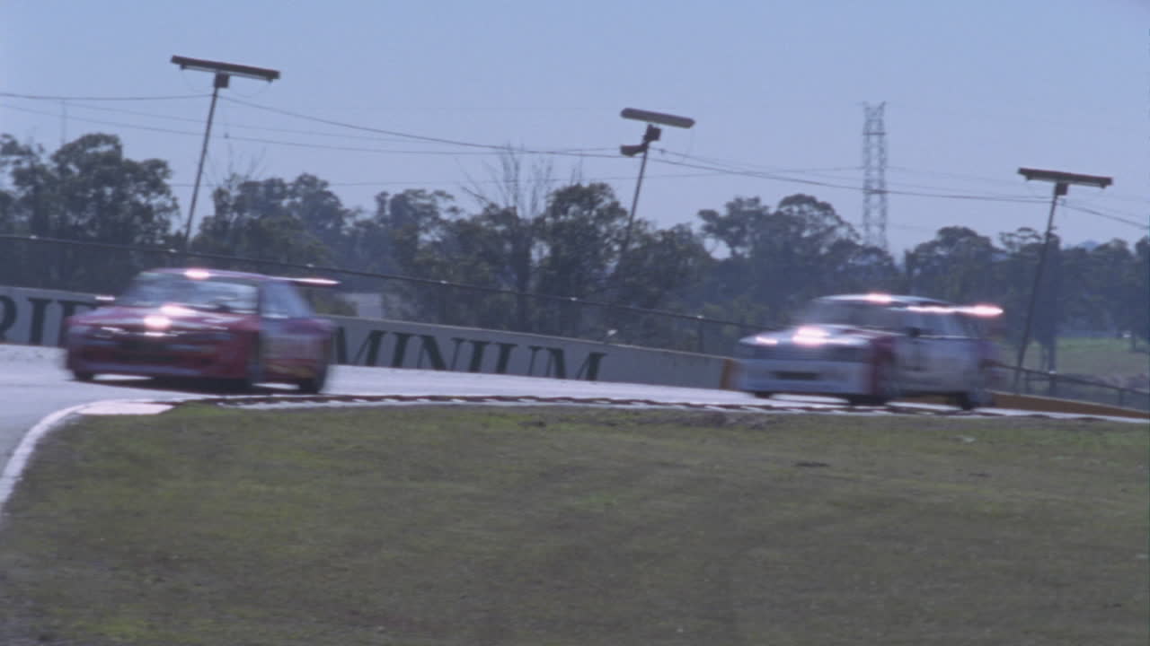 coches de carreras compitiendo en un circuito de pista 2