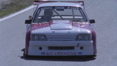 coches de carreras compitiendo en un circuito de pista 2