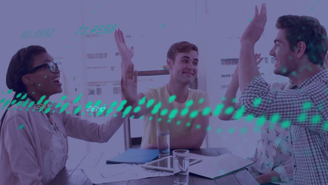анимация обработки данных над различными коллегами, высоко оценивающими друг друга в офисе.