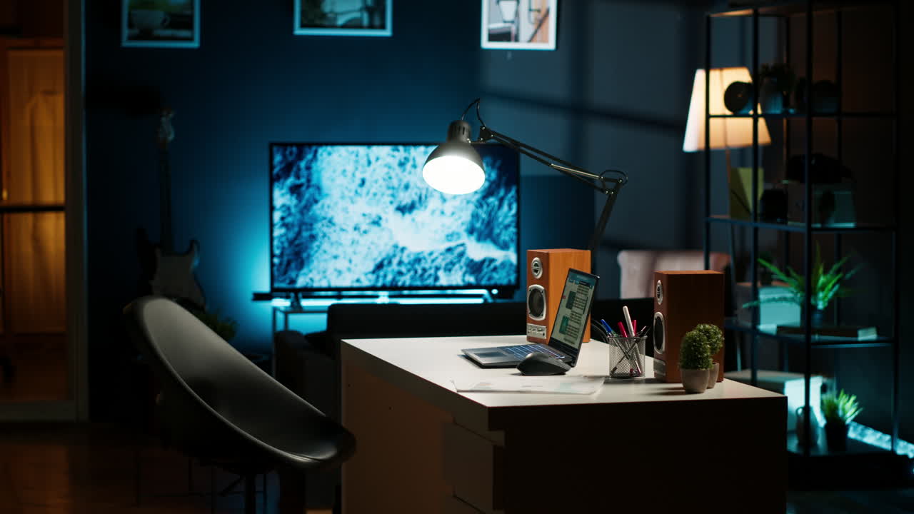 세련된 홈 오피스를 가진 도시 아파트의 현대적인 거실