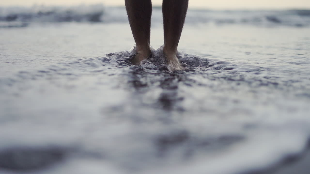 Lavare via i peccati a piedi nudi a Benijo, Tenerife, Spagna