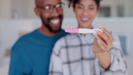 pareja feliz, sonrisa y dormitorio con embarazo