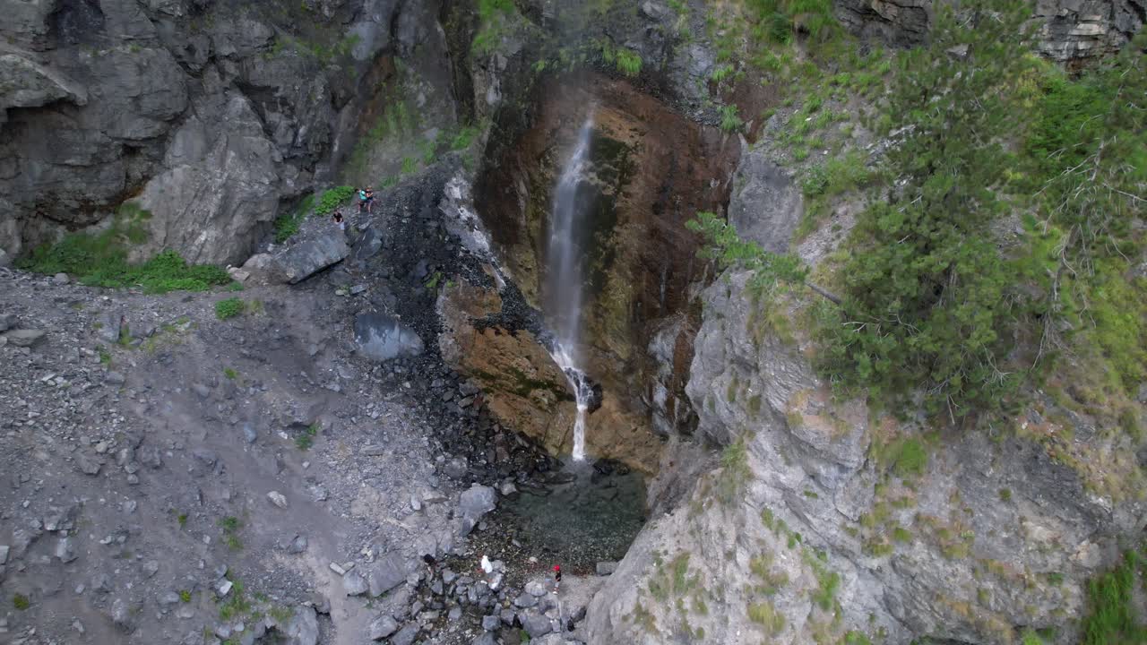 cascada en el parque del valle de valbona, principal destino de los turistas que practican senderismo y escalada en los alpes de albania