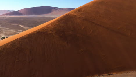 Wind-Staubt-Sanddünen-In-Der-Namib-Wüste,-Goldene-Stunde-In-Namibia---Luftaufnahme