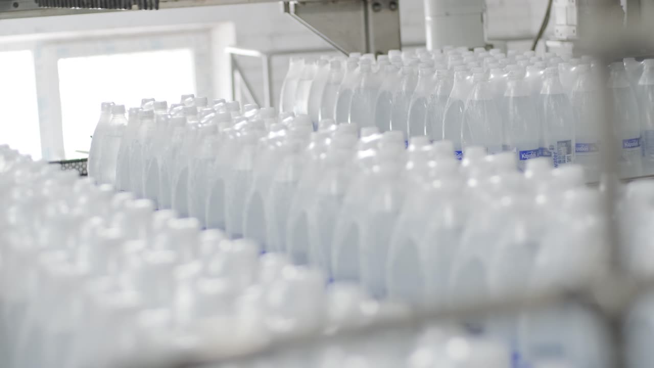 máquina moderna de ataduras y transporte para la línea de envasado en la planta de bebidas