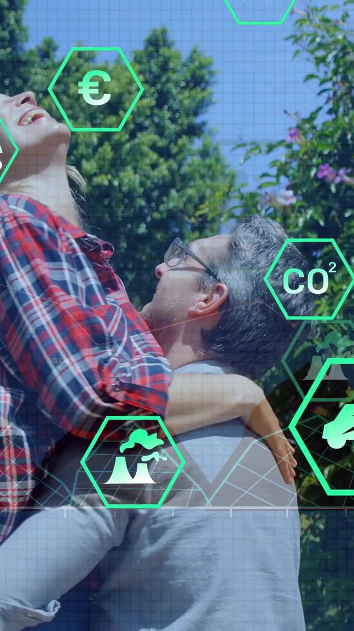 Video verticale: Donna che entra nell'inquadratura, uomo che la solleva. Icone di CO2 e veicoli elettrici (EV) in sovrimpressione, che promuovono la sostenibilità ambientale.