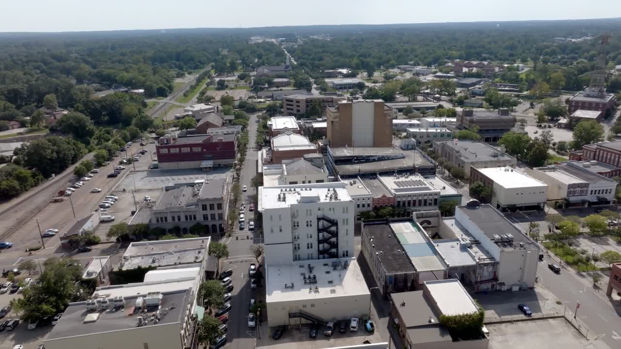Centro di Hattiesburg, Mississippi con video drone che si muove da destra a sinistra.