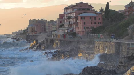 Promenade-Nach-Einem-Sturm-Bei-Sonnenuntergang-In-Zeitlupe