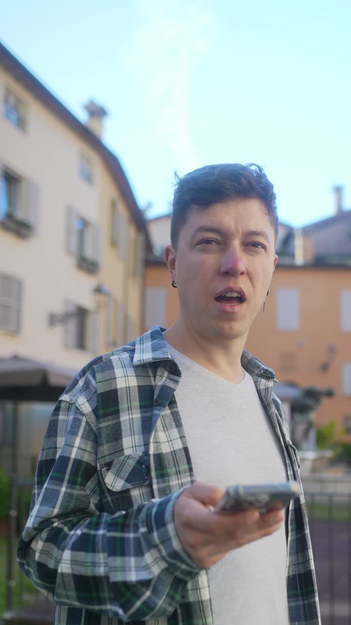 도시에서 스마트폰을 사용하는 남자